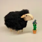 Får - træ og uld - mellem Sort se op, Får - træ og uld - mellem Sort se op Får - træ og uld - mellem Hvidt se op, marsken, vadehavet, nationalpark, marsklam, marskfår, græssende, naturpleje, natur, påske, påskelam, påskepynt, guds lam, herrens flok, familiens, sorte får, konfirmationsgave, konfirmation, symbolsk, vadehavslam, får, lam, forår, biti