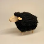 Får - træ og uld - mellem Sort se op, Får - træ og uld - mellem Sort se op Får - træ og uld - mellem Hvidt se op, marsken, vadehavet, nationalpark, marsklam, marskfår, græssende, naturpleje, natur, påske, påskelam, påskepynt, guds lam, herrens flok, familiens, sorte får, konfirmationsgave, konfirmation, symbolsk, vadehavslam, får, lam, forår, biti