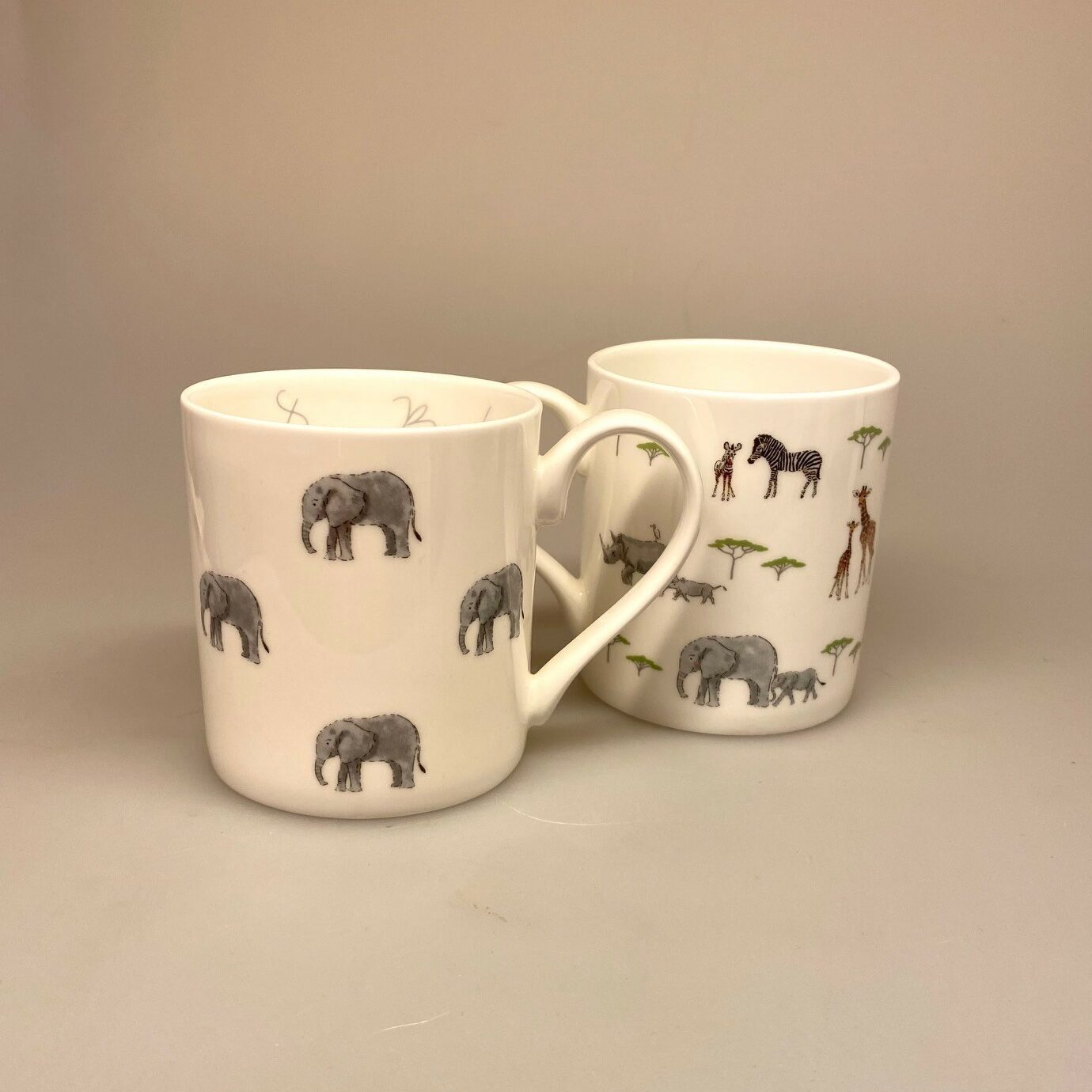 Krus - Ben Porcelæn - Vilde Dyr, Krus - Ben Porcelæn - Elefanter , Krus - Ben Porcelæn - Elefanter - elefantkrus -elefantkop - elefant - kop - krus - bæger, vilde dyr, savannen, afrika, safari, ting med elefanter, elefantting, savanne, safari, zebra, gnu, giraffer, næsehorn, vortesvin, timon, pumpa