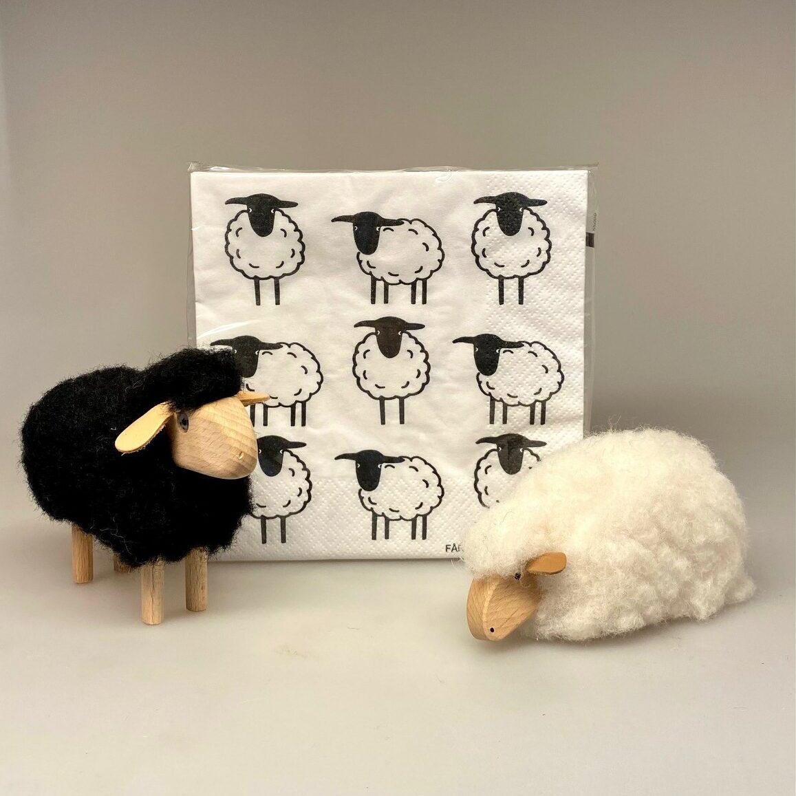 Servietter natur hvide med Får, marsken, vadehavet, nationalpark, souvenir, ribe, vadehavslam, vestkysten, fåreflokke, ting med, får, lam, marsklam, påskeservietter, påskelam, biti