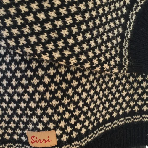 Sirri - Færøsk Pullover - Liljemønster Navy Lang, sweater, striksweater, herresweater, herretrøje, loose, oversize, damestrik, striktrøje, striksweater, uldsweater, uldstrik, uldtrøje, islænder, færøsk, færø trøje, færøisk, færøerne, strik fra færøerne, klassisk, hipster, slim, smart, moderne, cool, varm, blød, natur, naturuld, fåreuld, liljemønster, traditionel,