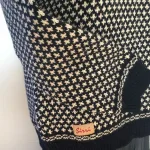 Sirri - Færøsk Pullover - Liljemønster Navy Lang, sweater, striksweater, herresweater, herretrøje, loose, oversize, damestrik, striktrøje, striksweater, uldsweater, uldstrik, uldtrøje, islænder, færøsk, færø trøje, færøisk, færøerne, strik fra færøerne, klassisk, hipster, slim, smart, moderne, cool, varm, blød, natur, naturuld, fåreuld, liljemønster, traditionel,