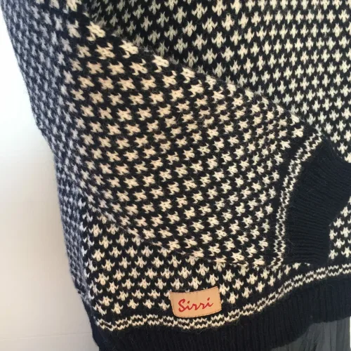 Sirri - Færøsk Pullover - Liljemønster Navy Lang, sweater, striksweater, herresweater, herretrøje, loose, oversize, damestrik, striktrøje, striksweater, uldsweater, uldstrik, uldtrøje, islænder, færøsk, færø trøje, færøisk, færøerne, strik fra færøerne, klassisk, hipster, slim, smart, moderne, cool, varm, blød, natur, naturuld, fåreuld, liljemønster, traditionel,