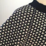 Sirri - Færøsk Pullover - Liljemønster Navy Lang, sweater, striksweater, herresweater, herretrøje, loose, oversize, damestrik, striktrøje, striksweater, uldsweater, uldstrik, uldtrøje, islænder, færøsk, færø trøje, færøisk, færøerne, strik fra færøerne, klassisk, hipster, slim, smart, moderne, cool, varm, blød, natur, naturuld, fåreuld, liljemønster, traditionel,
