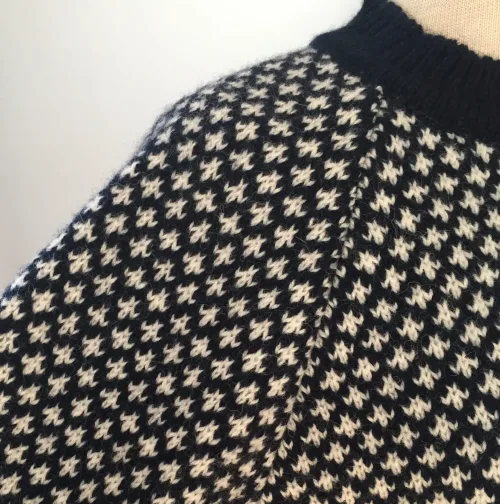 Sirri - Færøsk Pullover - Liljemønster Navy Lang, sweater, striksweater, herresweater, herretrøje, loose, oversize, damestrik, striktrøje, striksweater, uldsweater, uldstrik, uldtrøje, islænder, færøsk, færø trøje, færøisk, færøerne, strik fra færøerne, klassisk, hipster, slim, smart, moderne, cool, varm, blød, natur, naturuld, fåreuld, liljemønster, traditionel,