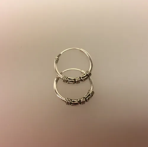 Creoler i sølv Ø 14 mm tynde med oxyderet S-mønster, creol, hoops, ægte, sølv, sterling, loops, øreringe, runde, ringe, ørenringe, billige, god, kvalitet, holdbare, flotte, mønster, små, flotte, cool, moderne, maanesten, smykker, pico, stine a