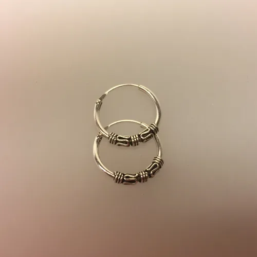 Creoler i sølv Ø 14 mm tynde med oxyderet S-mønster, creol, hoops, ægte, sølv, sterling, loops, øreringe, runde, ringe, ørenringe, billige, god, kvalitet, holdbare, flotte, mønster, små, flotte, cool, moderne, maanesten, smykker, pico, stine a