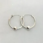 Creoler i sølv Ø 25 mm hoops med kugle, creol, creoler, runde, øreringe, ørenringe, ringe, hoops, loops, lys, sølv, ægte, billige, holdbare, rigtig, sterling, sølv, biti, ribe, smarte, moderne, cool, boho, maanesten, stine a, pico, ribe, biti, kvalitet