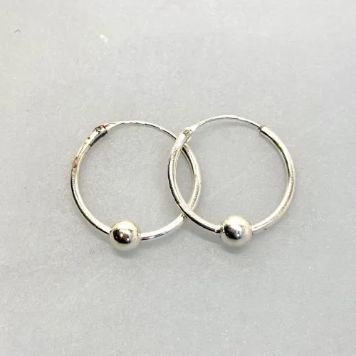Creoler i sølv Ø 25 mm hoops med kugle, creol, creoler, runde, øreringe, ørenringe, ringe, hoops, loops, lys, sølv, ægte, billige, holdbare, rigtig, sterling, sølv, biti, ribe, smarte, moderne, cool, boho, maanesten, stine a, pico, ribe, biti, kvalitet