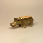 Flodhest - Håndskåret af træ - Grå M, flodheste, flodhestefigur, samler, træflodhest, trædyr, træfigur, zoo, zoologisk have, safari, afrika, vilde, dyr, træskærearbejde, træskærer, træsnit, håndlavet, udskåret, kunst, kunsthåndværk, unika, flot, speciel, gave, gaveide, biti, ribe