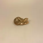 Kat - håndskåret træ - Sovende XS Grå, Kat - Håndskåret Træ - Sovende XS Brun, lille, mini, sovekat, waru, træ, kat, liggende, trækatte, trædyr, kattefigur, katteejer, killing, kattekilling, katteelsker, flot, træarbejde, håndsnittet, håndlavet, træskærearbejde, naturtro, gave, gaveide, biti, ribe, vadehavet