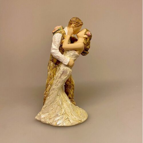 More Than Words Lille Kyssende Brudepar - Love and Cherish, Arora "More than words" - lille Kyssende brudepar - Love and cherish - bryllupskage - kagefigur - brudepar - bryllupskage - kransekagefigur - kærlighed