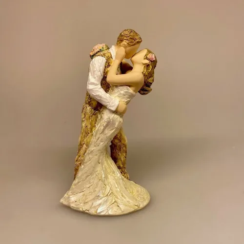 More Than Words Lille Kyssende Brudepar - Love and Cherish, Arora "More than words" - lille Kyssende brudepar - Love and cherish - bryllupskage - kagefigur - brudepar - bryllupskage - kransekagefigur - kærlighed