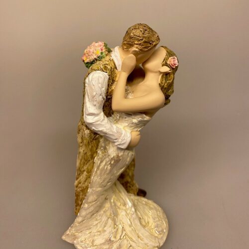 More Than Words Lille Kyssende Brudepar - Love and Cherish, Arora "More than words" - lille Kyssende brudepar - Love and cherish - bryllupskage - kagefigur - brudepar - bryllupskage - kransekagefigur - kærlighed