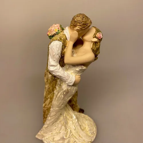 More Than Words Lille Kyssende Brudepar - Love and Cherish, Arora "More than words" - lille Kyssende brudepar - Love and cherish - bryllupskage - kagefigur - brudepar - bryllupskage - kransekagefigur - kærlighed