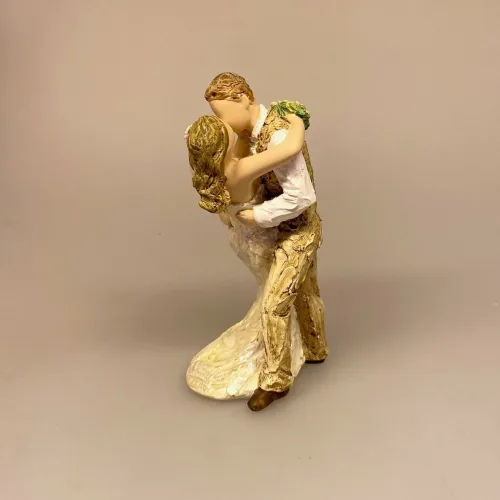 More Than Words Lille Kyssende Brudepar - Love and Cherish, Arora "More than words" - lille Kyssende brudepar - Love and cherish - bryllupskage - kagefigur - brudepar - bryllupskage - kransekagefigur - kærlighed