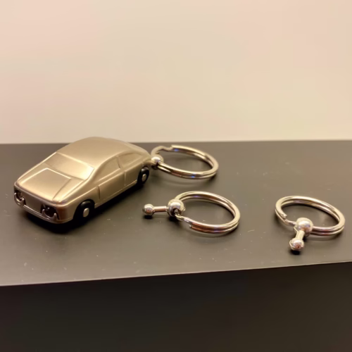 Nøglering Bil - cabriolet mat sølv med lys, LED, nøglering, bil, ny bil, kørekort, tillykke med, chauffør, gaveide, rally, til manden, der har alt, mandegave, gaver til mænd, studentergave, 18 år, fødselsdagsgave, biti, ribe, fin, flot, smart, elegant, laber, sportsvogn, køreglæde,