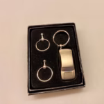 Nøglering Bil - cabriolet mat sølv med lys, LED, nøglering, bil, ny bil, kørekort, tillykke med, chauffør, gaveide, rally, til manden, der har alt, mandegave, gaver til mænd, studentergave, 18 år, fødselsdagsgave, biti, ribe, fin, flot, smart, elegant, laber, sportsvogn, køreglæde,