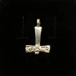 Vikingevedhæng i sølv- Thorshammer massiv med runer