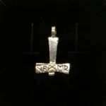 Vikingevedhæng i sølv- Thorshammer massiv med runer