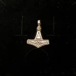 Vikingevedhæng i Sølv- Thorshammer Tosidet Massiv, enkel, massiv, to mønstre, mjølner, thor, gud, thorden, gave, gaveide, lille, flot, kvalitet, ægte, original, sterling, sølv, museumssmykker, kopi, smykke, barnedåb, dåbsgave, konfirmation, historiske, gamle, nordiske, guder, tro, mytologi, biti, ribe
