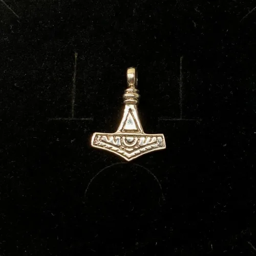 Vikingevedhæng i Sølv- Thorshammer Tosidet Massiv, enkel, massiv, to mønstre, mjølner, thor, gud, thorden, gave, gaveide, lille, flot, kvalitet, ægte, original, sterling, sølv, museumssmykker, kopi, smykke, barnedåb, dåbsgave, konfirmation, historiske, gamle, nordiske, guder, tro, mytologi, biti, ribe