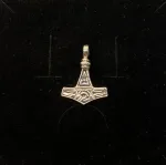 Vikingevedhæng i Sølv- Thorshammer Tosidet Massiv, enkel, massiv, to mønstre, mjølner, thor, gud, thorden, gave, gaveide, lille, flot, kvalitet, ægte, original, sterling, sølv, museumssmykker, kopi, smykke, barnedåb, dåbsgave, konfirmation, historiske, gamle, nordiske, guder, tro, mytologi, biti, ribe