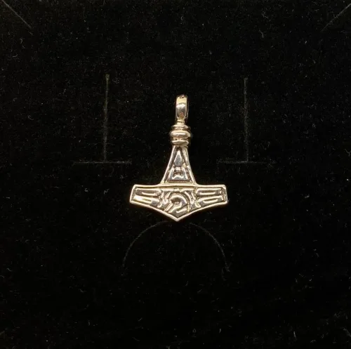Vikingevedhæng i Sølv- Thorshammer Tosidet Massiv, enkel, massiv, to mønstre, mjølner, thor, gud, thorden, gave, gaveide, lille, flot, kvalitet, ægte, original, sterling, sølv, museumssmykker, kopi, smykke, barnedåb, dåbsgave, konfirmation, historiske, gamle, nordiske, guder, tro, mytologi, biti, ribe