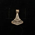 Vikingevedhæng i sølv- Thorshammer tosidet med runer, vikingesmykke, museums, kopi, museumssmykker, vikingevedhæng, thor, thors hammer, mjølner, sølvsmykke, sølv vedhæng, fund, kopi, original, runer, runeskrift, massiv, ægte, sterling, aser, asatro, nordisk, mytologi, saga, ribe, biti,