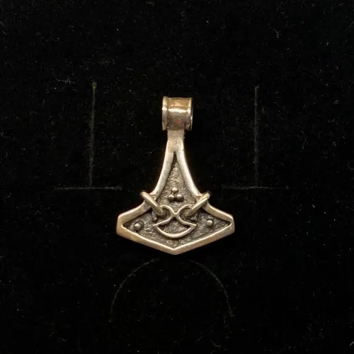 Vikingevedhæng i sølv- Thorshammer tosidet med runer, vikingesmykke, museums, kopi, museumssmykker, vikingevedhæng, thor, thors hammer, mjølner, sølvsmykke, sølv vedhæng, fund, kopi, original, runer, runeskrift, massiv, ægte, sterling, aser, asatro, nordisk, mytologi, saga, ribe, biti,