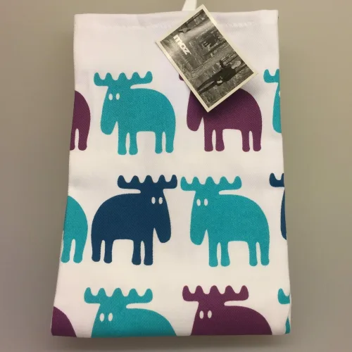 Viskestykke Bomuld med tryk - Elge blå/turkis/lilla, viskestykke, nordisk, svensk, design, kvalitet, elg, elge, elgsdyr, älg, moose, elks, sjovt, gaveidé, julegave, jagt, køkken, madlavning, kok, blå, blå farver, moderne, biti, ribe