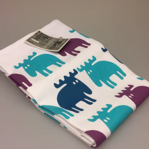 Viskestykke Bomuld med tryk - Elge blå/turkis/lilla, viskestykke, nordisk, svensk, design, kvalitet, elg, elge, elgsdyr, älg, moose, elks, sjovt, gaveidé, julegave, jagt, køkken, madlavning, kok, blå, blå farver, moderne, biti, ribe