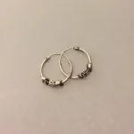 Øreringe – Creoler i sølv (12 mm) små tynde med S-mønster og glat bånd