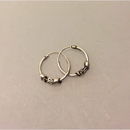 Øreringe – Creoler i sølv (12 mm) små tynde med S-mønster og glat bånd
