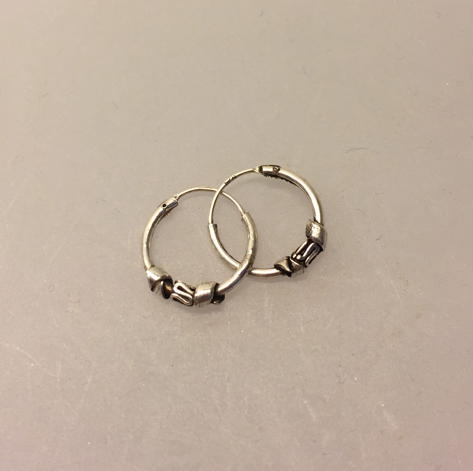 Øreringe – Creoler i sølv (12 mm) små tynde med S-mønster og glat bånd