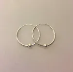 Creoler i sølv Ø 25 mm hoops med kugle, creol, creoler, runde, øreringe, ørenringe, ringe, hoops, loops, lys, sølv, ægte, billige, holdbare, rigtig, sterling, sølv, biti, ribe, smarte, moderne, cool, boho, maanesten, stine a, pico, ribe, biti, kvalitet
