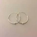 Creoler i sølv Ø 25 mm hoops med kugle, creol, creoler, runde, øreringe, ørenringe, ringe, hoops, loops, lys, sølv, ægte, billige, holdbare, rigtig, sterling, sølv, biti, ribe, smarte, moderne, cool, boho, maanesten, stine a, pico, ribe, biti, kvalitet