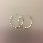 Creoler i sølv Ø 25 mm hoops med kugle, creol, creoler, runde, øreringe, ørenringe, ringe, hoops, loops, lys, sølv, ægte, billige, holdbare, rigtig, sterling, sølv, biti, ribe, smarte, moderne, cool, boho, maanesten, stine a, pico, ribe, biti, kvalitet