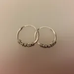 Creoler i sølv Ø 14 mm tynde med oxyderet S-mønster, creol, hoops, ægte, sølv, sterling, loops, øreringe, runde, ringe, ørenringe, billige, god, kvalitet, holdbare, flotte, mønster, små, flotte, cool, moderne, maanesten, smykker, pico, stine a