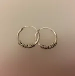 Creoler i sølv Ø 14 mm tynde med oxyderet S-mønster, creol, hoops, ægte, sølv, sterling, loops, øreringe, runde, ringe, ørenringe, billige, god, kvalitet, holdbare, flotte, mønster, små, flotte, cool, moderne, maanesten, smykker, pico, stine a