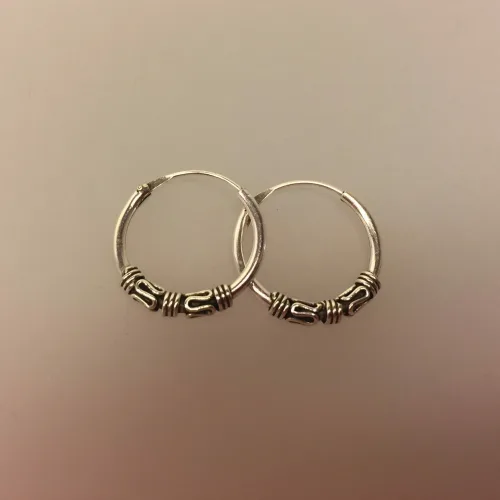 Creoler i sølv Ø 14 mm tynde med oxyderet S-mønster, creol, hoops, ægte, sølv, sterling, loops, øreringe, runde, ringe, ørenringe, billige, god, kvalitet, holdbare, flotte, mønster, små, flotte, cool, moderne, maanesten, smykker, pico, stine a