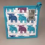 Grydelap - bomuld med tryk - Elge blå/lilla/turkis, ting med, elge, elsdyr, svensk, sverige, køkken, tekstiler, bagning, madlavning, praktisk, særlig, flot, sjov, gave, gaveide