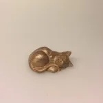 Kat - håndskåret træ - Sovende XS Grå, Kat - Håndskåret Træ - Sovende XS Brun, lille, mini, sovekat, waru, træ, kat, liggende, trækatte, trædyr, kattefigur, katteejer, killing, kattekilling, katteelsker, flot, træarbejde, håndsnittet, håndlavet, træskærearbejde, naturtro, gave, gaveide, biti, ribe, vadehavet