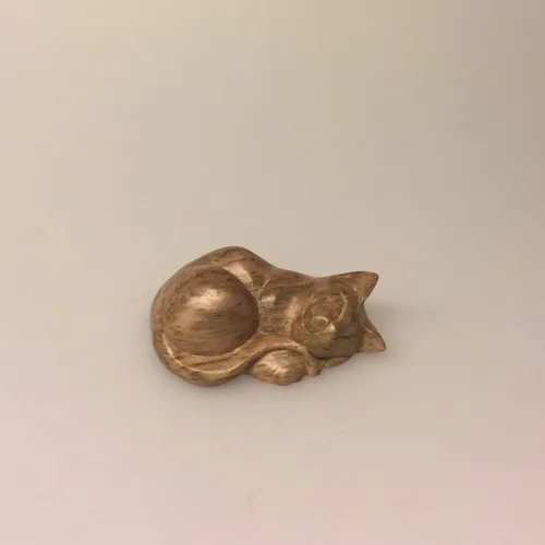 Kat - håndskåret træ - Sovende XS Grå, Kat - Håndskåret Træ - Sovende XS Brun, lille, mini, sovekat, waru, træ, kat, liggende, trækatte, trædyr, kattefigur, katteejer, killing, kattekilling, katteelsker, flot, træarbejde, håndsnittet, håndlavet, træskærearbejde, naturtro, gave, gaveide, biti, ribe, vadehavet