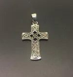 Vedhæng i sølv - Kors med keltisk flet - de 4 elementer