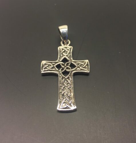 Vedhæng i sølv - Kors med keltisk flet - de 4 elementer