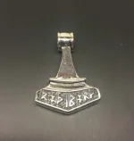 Vikingevedhæng i sølv- Thorshammer tosidet med runer