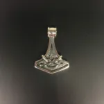 Vikingevedhæng i sølv- Thorshammer tosidet med runer, vikingesmykke, museums, kopi, museumssmykker, vikingevedhæng, thor, thors hammer, mjølner, sølvsmykke, sølv vedhæng, fund, kopi, original, runer, runeskrift, massiv, ægte, sterling, aser, asatro, nordisk, mytologi, saga, ribe, biti,