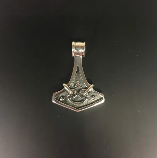 Vikingevedhæng i sølv- Thorshammer tosidet med runer, vikingesmykke, museums, kopi, museumssmykker, vikingevedhæng, thor, thors hammer, mjølner, sølvsmykke, sølv vedhæng, fund, kopi, original, runer, runeskrift, massiv, ægte, sterling, aser, asatro, nordisk, mytologi, saga, ribe, biti,