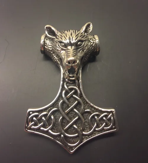 Vikingevedhæng i sølv - Thorshammer med Ulvehoved, ulv, ulve, fenris, fenrisulven, mjølner, thorshammer, stor flot, kvalitet, billig, ægte, original, sterling, sølv, vikingesmykker, museums, smykker, vedhæng, fund, gamle, guder, nordisk, mytologi, tro, vikingtiden, rollespil, ribe, bitii